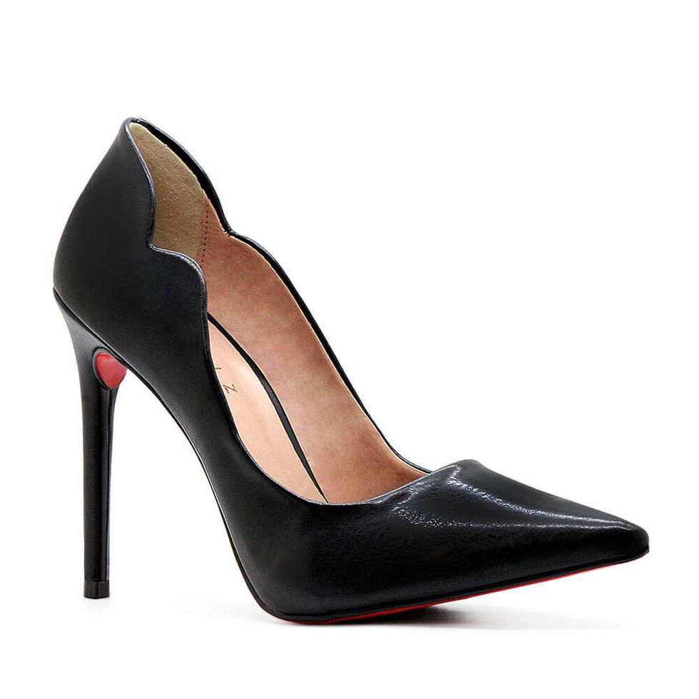 Scarpin preto store de sola vermelha